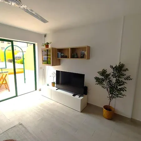 Caroline's Tropical Paradise طوستا ديل سيلونثيو